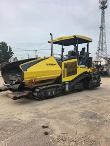 Macchina per la pavimentazione asfaltica BOMAG BF800C tedesca del 2020, con livellatrice telescopica da 9 m, spessore 300 mm, sistema idraulico completo con pompa per uso municipale - Product Image 1