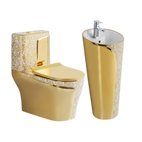 Ensemble WC monobloc avec lavabo sur colonne, design blanc et lignes dorées