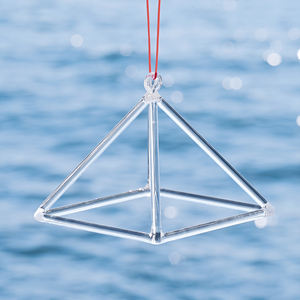 Pyramide chantante en quartz triangulaire de 12 pouces, personnalisable, de Jinfang, pour la guérison par le bain sonore et la méditation - Product Image 4