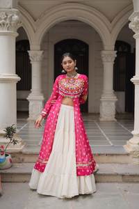 Vente en gros de tissu de soie brodé romain de style indien exclusif ensembles de Lehenga Choli vêtements indiens et pakistanais portables - Product Image 3