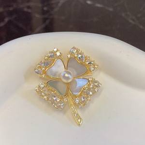 Broche de Trébol de Cuatro Hojas de Oro y Plata al por Mayor con Perla Natural de Agua Dulce, Joyería de Moda, Disponible para Venta al por Menor - Product Image 1