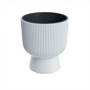 Ensemble de pots de fleurs en rotin moderne avec revêtement PE et design tressé circulaire pour la décoration intérieure, style minimaliste - Product Image 1