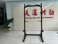 Rack de musculation multifonctionnel réglable avec barre de traction intégrée