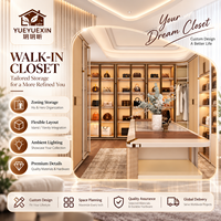 Unité de dressing sur mesure couleur champagne avec mur d'exposition pour sacs à main et portes vitrées à cadre doré pour suites de chambre parentale contemporaines