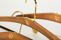 Cintres en bois de haute qualité LINDON, cintres en bois de luxe pour magasin de vêtements