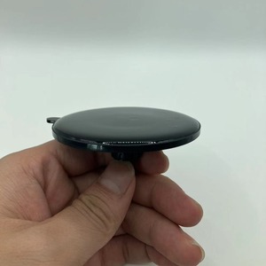 Ventouse en plastique transparent avec centre noir, fabriquée en Chine, pour application sur pare-brise - Product Image 3