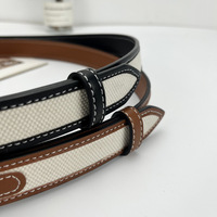 Ceinture de luxe en cuir fendu et toile patchwork pour femme, avec boucle en D dorée et surpiqûres contrastées, accessoire de robe décontracté et chic