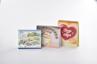 Produsen SWIFT PRINT Grosir Kalender Meja Jam Dinding Custom Cetak Warna Penuh dengan Wire-O, Laminasi PP Matt Hong Kong
