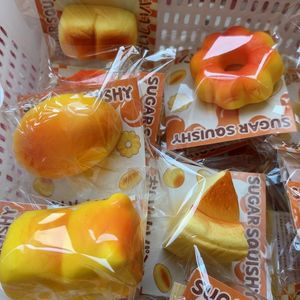 ของเล่นขนมปังเนื้อนุ่ม PU แบบชุ่มชื้น พร้อมคุณสมบัติเด้งคืนตัวช้า ช่วยผ่อนคลายนิ้วมือและบรรเทาความเครียด เหมาะเป็นของขวัญ - Product Image 3