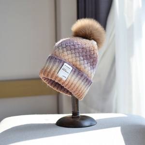 Зимняя вязаная шапка с меховым помпоном и логотипом - Product Image 2