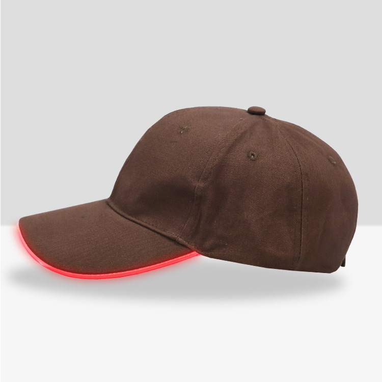 Chapeau brun lumière rouge