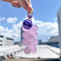 Porte-clés grappe de raisins à changement de couleur UV, breloque en acrylique sensible à la lumière, mignon pour sac et clés de voiture, vente en gros