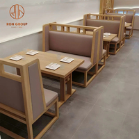 Ensemble de mobilier moderne pour restaurant Tables carrées en bois pour café avec fauteuils assortis et banquettes en cuir pour café