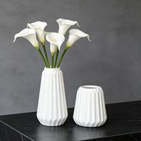 Vase en céramique artisanal minimaliste moderne, objet décoratif pour fleurs séchées ou cultivées en hydroponie/aération, idéal pour la décoration de maisons, hôtels et gîtes.