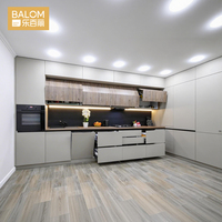 Mobili da Cucina Moderni Minimalisti Bianchi Senza Maniglie con Finitura Effetto Legno, Chiusura Ammortizzata, Cucina Modulare Personalizzata