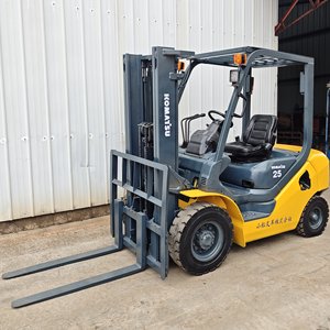 Montacargas Komatsu Usado de Alta Calidad, Capacidad de Carga de 2.5 Toneladas, Montacargas Diésel, Elevación de 3 m, Montacargas de Batería con Accesorios - Product Image 4