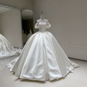Vestido de Novia Moderno Xx91 de Satén Color Marfil con Escote Corazón, Plisado Minimalista, Cola Capilla, Sin Espalda, Largo hasta el Suelo, Venta al por Mayor - Product Image 1