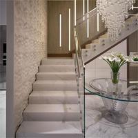 Escalier droit en marbre de luxe sur mesure, marches en pierre durables, finition polie pour les maisons haut de gamme