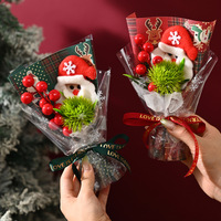 Weihnachtsmann Handgemachter Seifenblumenstrauß mit Roten Beeren Weihnachtsbaumdekoration China Grenzüberschreitendes Geschenk