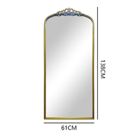 Miroir sur pied pleine longueur avec cadre en métal doré cintrée et couronne sculptée ornée pour salon, hôtel, projet personnalisé