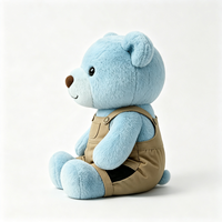 Adorable Ours en Peluche Bleu avec Salopette Cargo Kaki – Mignonne Poupée Ours Rembourrée, Compagnon Doux en Peluche, Jouet Animal en Peluche
