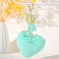 Nouveau porte-clés en forme de cœur vert avec pompon et lettre, vente en gros, paillettes tombantes, 26 lettres, accessoires pour sacs à dos pour femmes