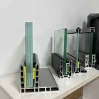 Système de balustrade en verre moderne et robuste avec garde-corps en verre, balustrades et rampes en aluminium à base de profilé en U pour terrasses et hôpitaux