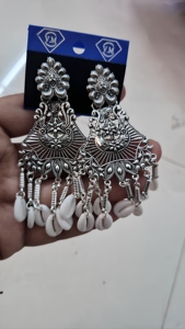 Pendientes de moda con diseño de flor étnica chapados en plata antigua para mujer, con borlas de aleación y conchas de cauri, ideales para fiestas. - Product Image 2