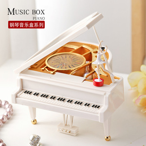 Carillon/Cofanetto Musicale Bianco a Forma di Pianoforte con Ballerina Girevole, Regalo Musicale a Carica Manuale per Ragazze e Ragazzi - Product Image 1