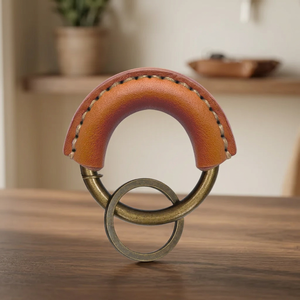 Porte-clés personnalisé minimaliste en cuir véritable avec accessoires argentés de qualité supérieure pour cadeau promotionnel - Product Image 3