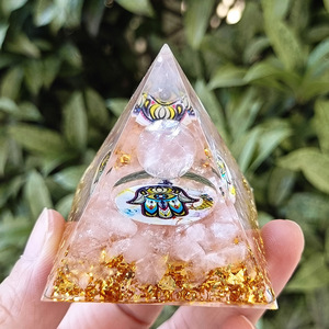 Pyramide en résine époxy avec galets de cristal, ornement de bureau, décoration d'aquarium, quartz rose, cadeau écologique fait main - Product Image 1