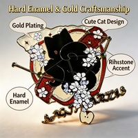 Épinglette en émail dur personnalisée en forme de chat noir irrégulier avec fleur de cerisier et incrustation de strass, badge métallique pour accessoire de style mignon