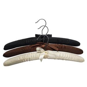 Cintres rembourrés Owentek Chrome Satin <span class=keywords><strong>Blanc</strong></span> de 3,2 cm d'épaisseur pour vêtements féminins, robes de mariée et manteaux/costumes - Usage en magasin - Product Image 4