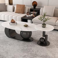 Table basse de luxe de style italien haut de gamme Table à thé en plaque de roche à base de métal doré Table d'appoint basse ovale au design personnalisé