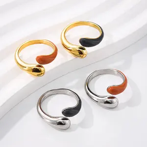 Commercio all'ingrosso personalizzato personalizzato ladys acciaio inossidabile nero e marrone smalto gioielli di fidanzamento delicati anelli di Design a goccia d'acqua