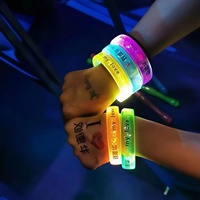 LED-Armbänder aus Kunststoff, batteriebetrieben, leuchtend, 7 Farben blinkend, Weihnachtsparty-Zubehör, Feiertagsartikel