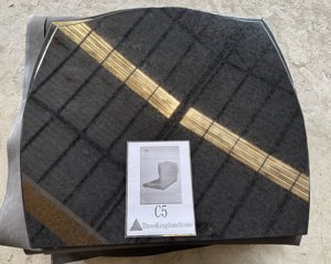 Monument funéraire en granit poli miroir, courbe en S, avec inscription personnalisée au laser, style européen vertical, avec base - Product Image 1