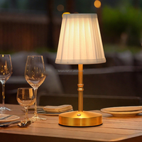 Lampe de table LED moderne personnalisable avec abat-jour en tissu, interrupteur à chaîne, pièces en fer, intensité réglable pour chambre et salon