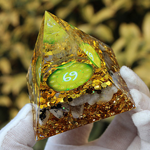 Pirámide de Resina del Signo Zodiacal Cáncer con Hojas de Oro e Inclusiones de Cristal para Decoración del Hogar u Oficina - Product Image 3