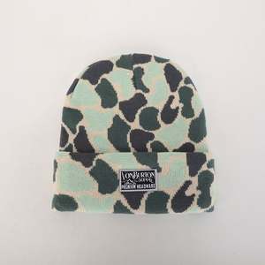 Gorro con logotipo y parche tejido personalizado Gorras tejidas al por mayor gorro de esquí cálido para invierno Unisex Camo acrílico liso Oem gorro teñido de alta calidad - Product Image 2