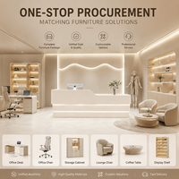 Comptoir de réception moderne et minimaliste crème avec éclairage LED, idéal pour hôtels de luxe, salons de beauté et boutiques.
