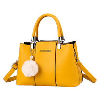 Sac à main tendance en PU pour femme avec fermeture éclair, doublure en nylon, doubles poignées, pendentif boule de fourrure, bandoulière réglable, sac fourre-tout en forme de coussin