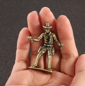 真鍮装飾品: デュアルピストル付きロングロッド戦士カウボーイメタルクラフト収集可能デスクトップオーナメント - Product Image 5