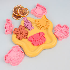 Ensemble de découpoirs à biscuits en plastique écologique en forme de tête de cochon et de trèfle à quatre feuilles de la série Lucky pour la pâtisserie au fondant - Product Image 3