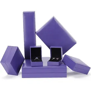 صندوق هدايا فاخر مخصص مطبوع لتعبئة مجوهرات الزفاف صندوق مجوهرات ورقي مع إدراج مخملي