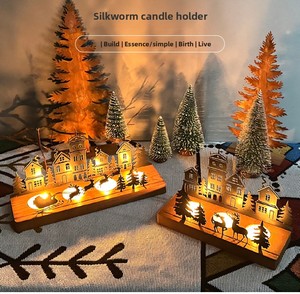 Casa de pueblo en miniatura de madera y metal con mesa, árbol de Navidad, reno, chimenea y escena de bosque, decoración para el hogar, portavelas navideño - Product Image 3