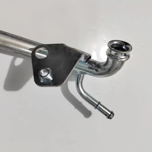 Pieza del sistema de refrigeración de tubería de agua de hierro Z]20-15-280B para el ensamblaje del motor de automóviles SUZUKI CHANGAN - Product Image 1
