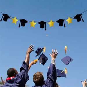Guirnalda de Decoración <span class=keywords><strong>para</strong></span> Fiesta de Graduación Merri Wish, Banner de Felicitación <span class=keywords><strong>para</strong></span> Graduados, Impresión en Negro/Dorado, Incluye Birrete de Graduación y Estrella - Product Image 1