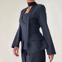 Ensemble trois pièces chic pour femme : haut asymétrique sans bretelles, pantalon large et ruban de cou – Idéal pour le bureau et les trajets quotidiens