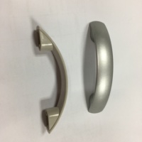 Poignée en plastique Grebspose en forme de pont, distance entre les trous de 64 mm, pour tiroir avec surface en acier gris argenté 018021503
